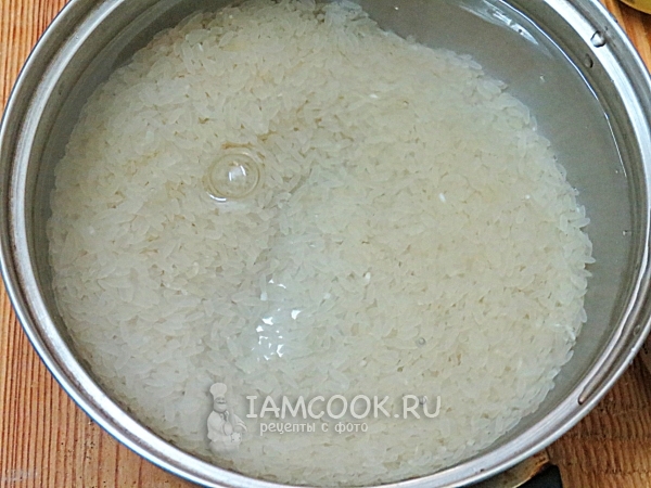 Положить рис в кастрюлю с водой