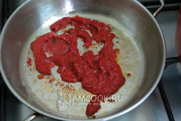 Обжарить томатную пасту