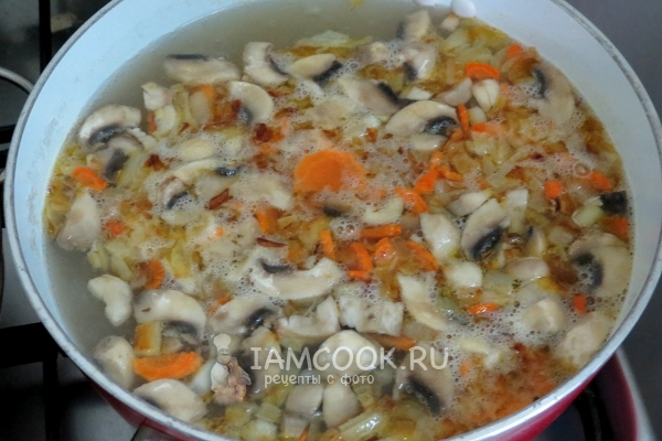 Положить в суп грибы, овощи и фасоль