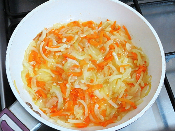 Пожарить лук с морковью