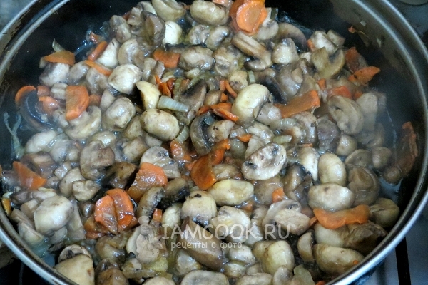 Обжарить грибы с луком и морковью