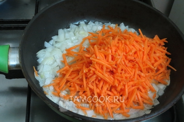 Положить к луку морковь