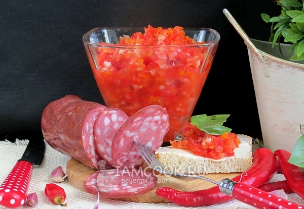 Фото острой закуски из жгучего и болгарского перцев с чесноком на зиму