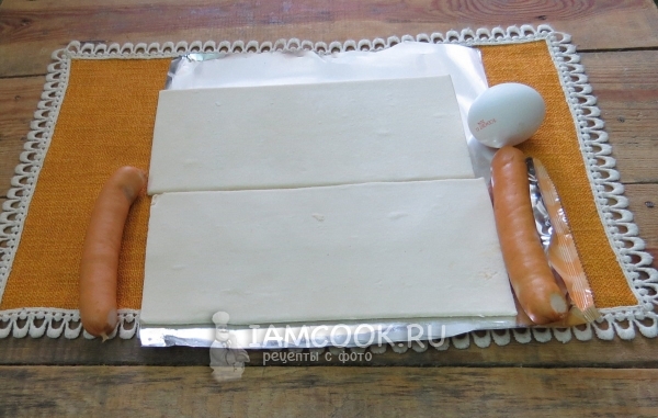 Ингредиенты для пирога из слоеного теста с сосисками