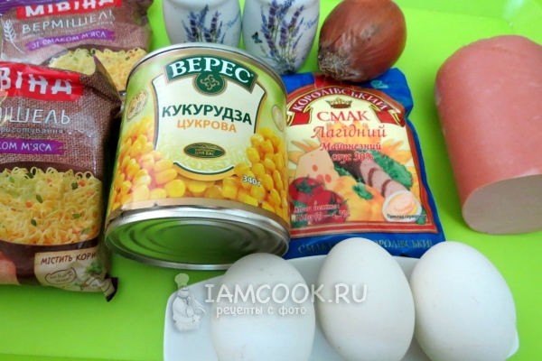 Ингредиенты для салата с «Мивиной» и колбасой