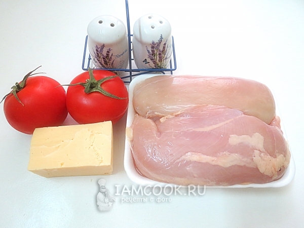 Ингредиенты для куриного филе, запеченного с помидорами и сыром