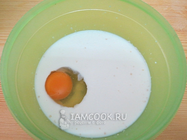 Добавить яйцо, соль и сахар