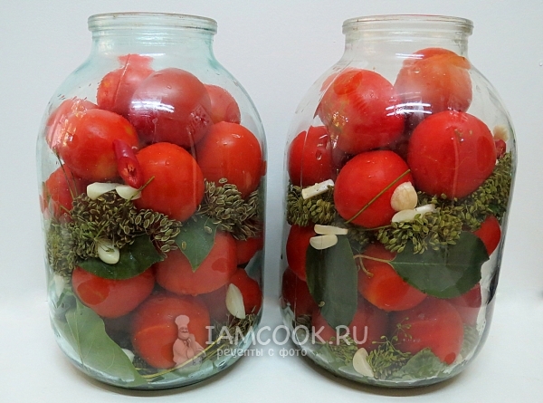 Заполнить банки помидорами, зеленью и чесноком