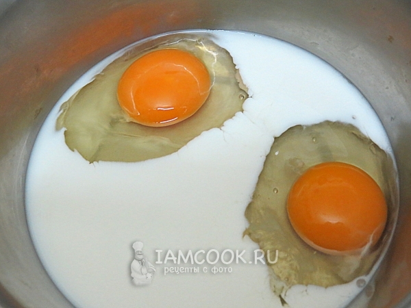 Соединить молоко с яйцами