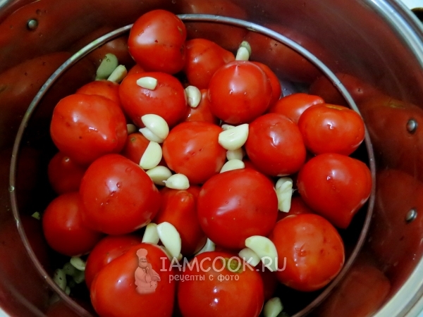 Положить помидоры с чесноком в кастрюлю
