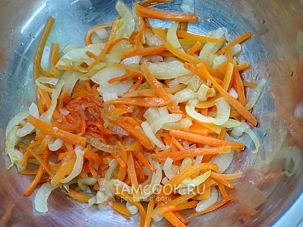 Обжарить морковь с луком