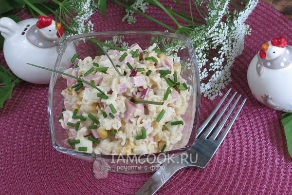 10 очень вкусных салатов с сухариками