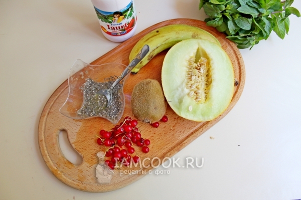 Ингредиенты для фруктового смузи с семенами чиа