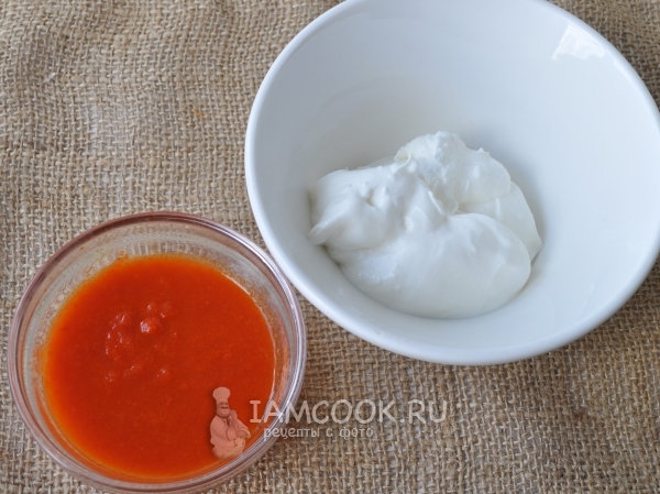 Подготовить сметану и томатный соус