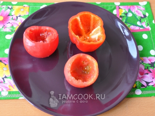Удалить сердцевину у перца и помидора