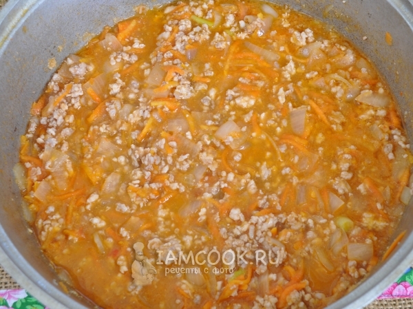 Добавить морковь с луком и овощной соус