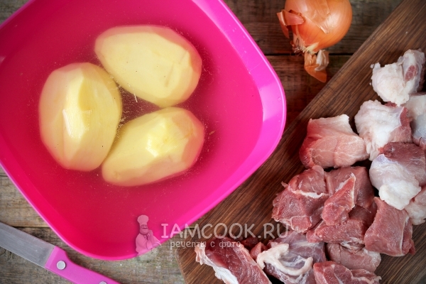 Помыть картофель и порезать мясо