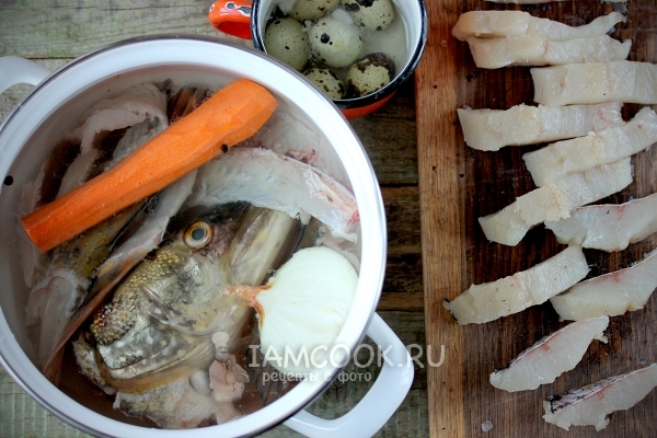 Положить в кастрюлю лук, морковь и рыбу