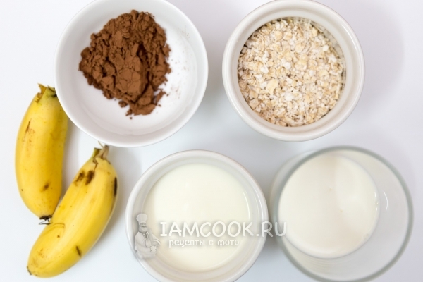 Ингредиенты для овсянки в банке с какао и бананом