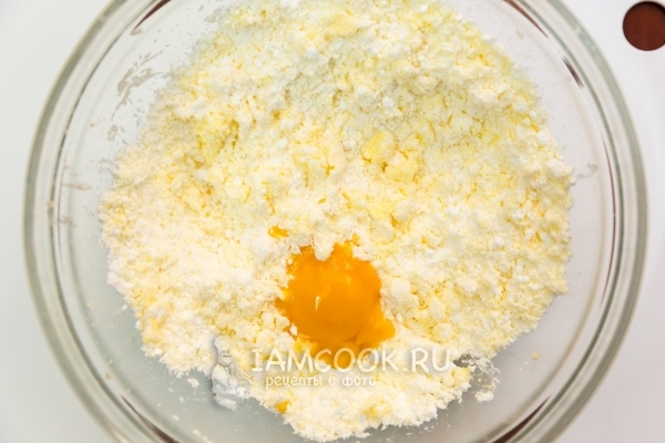 Соединить масло с сахарной пудрой и желтками