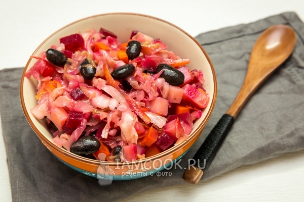 Фото салата с черной фасолью и квашеной капустой