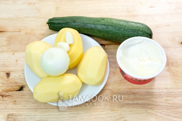 Ингредиенты для кабачков, тушенных с картошкой в сметане