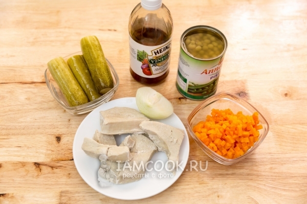 Ингредиенты для салата из индейки с солеными огурцами и овощами