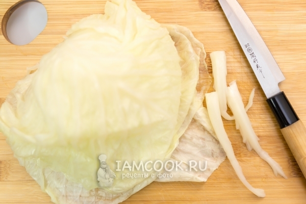 Обрезать жесткую часть с капустного листа