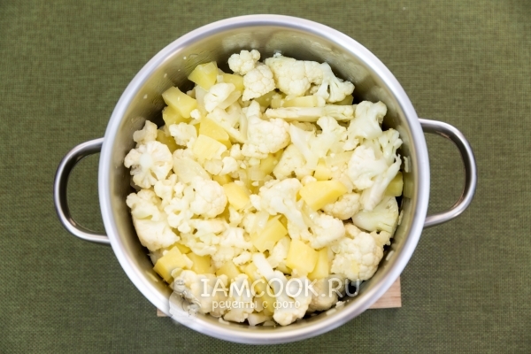 Положить картофель и капусту в кастрюлю