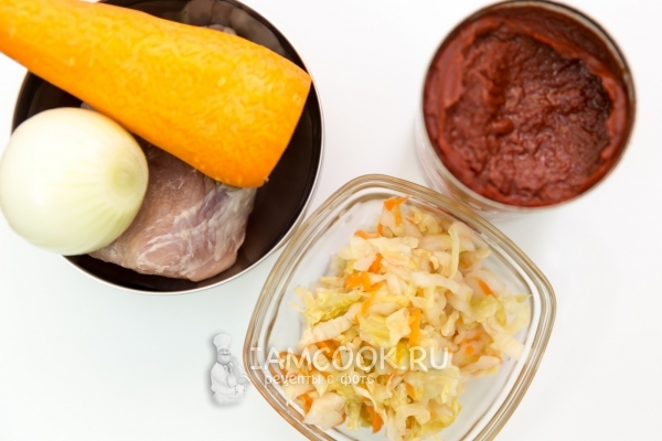 Ингредиенты для квашеной капусты, тушенной с мясом и картофелем