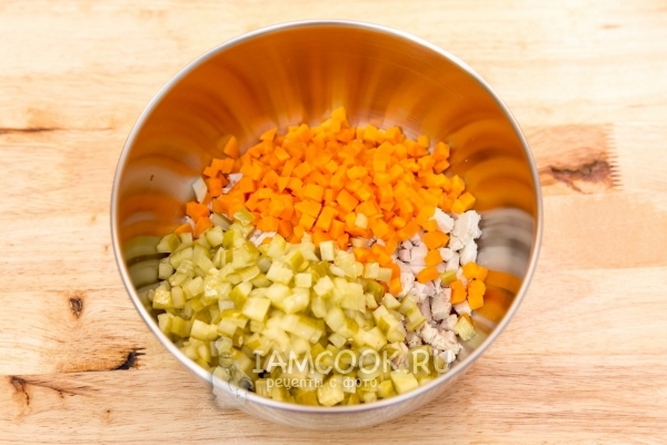 Порезать морковь и огурцы