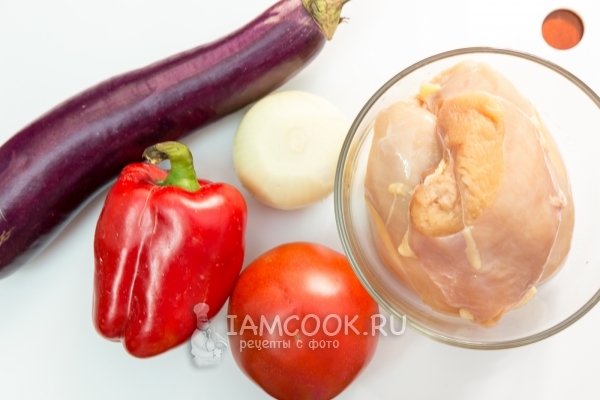 Ингредиенты мяса с баклажанами и помидорами