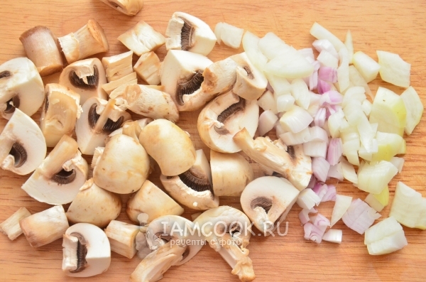 Порезать лук и грибы