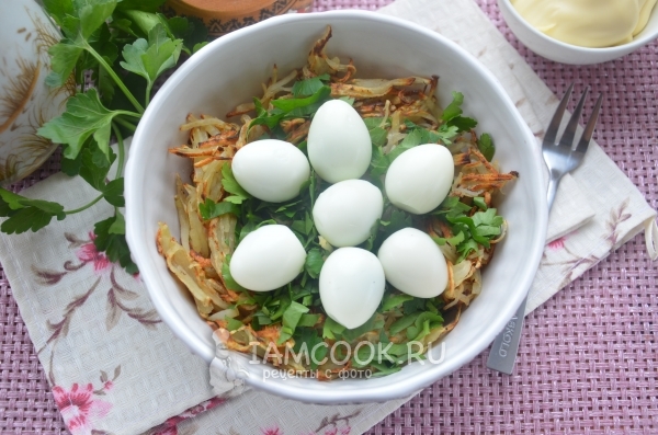 Фото салата «Гнездо глухаря» с перепелиными яйцами