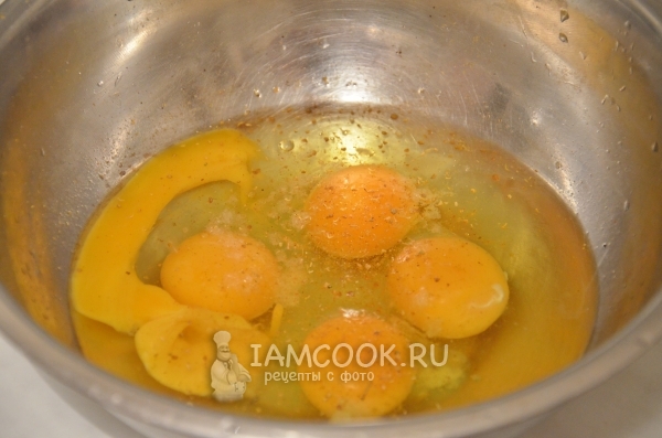 Добавить к яйцам соль и специи