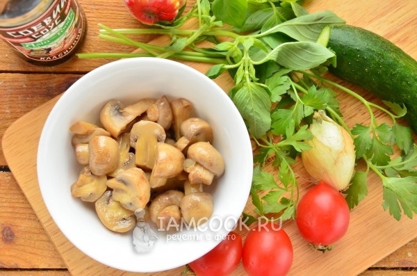 Ингредиенты для постного салата с маринованными грибами (шампиньонами)