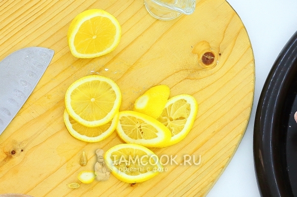 Выжать сок лимона