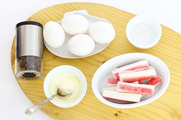 Ингредиенты для яиц, фаршированных крабовыми палочками