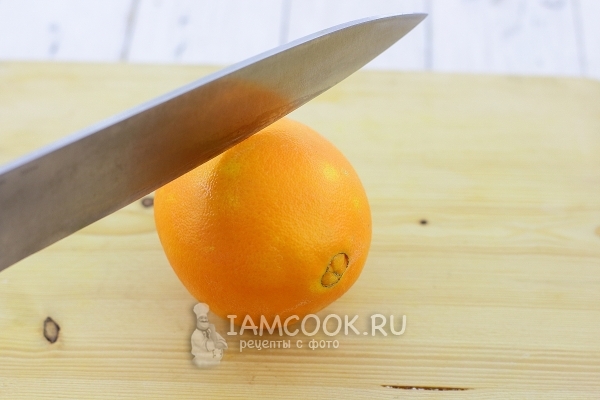 Надрезать кожицу апельсина