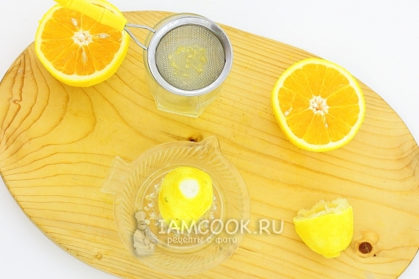 Выжать сок лимона и апельсина