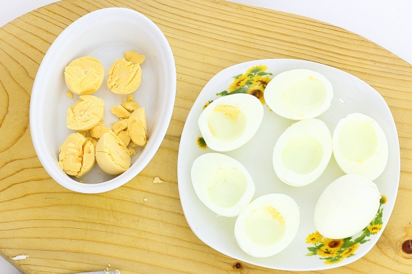 Удалить из яиц желток