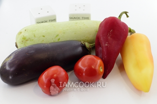 Ингредиенты для тушеных овощей с баклажанами и кабачками