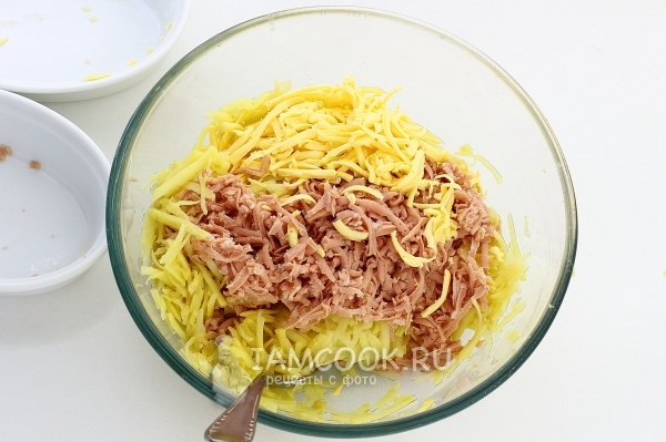 Соединить картофель, сыр и колбасу
