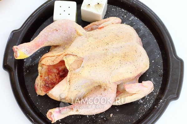Посыпать курицу солью и перцем