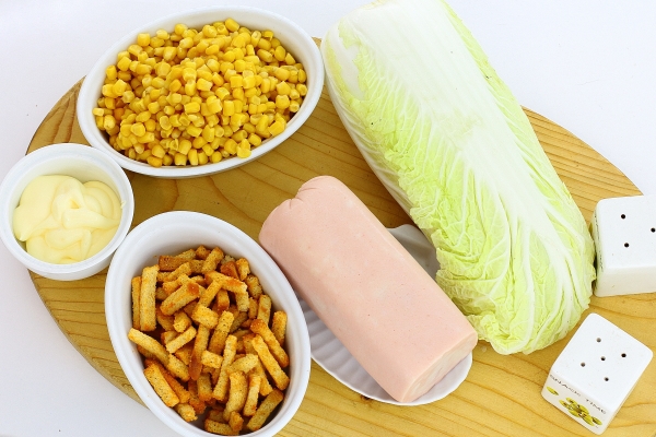 Ингредиенты для салата с сухариками, ветчиной и кукурузой