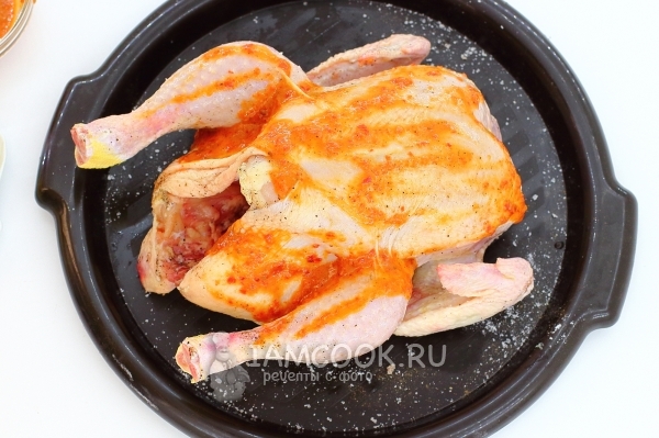 Обмазать курицу соусом
