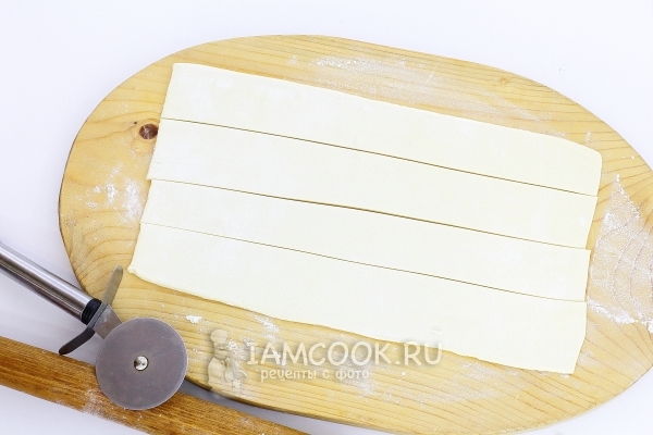 Разрезать тесто на полоски