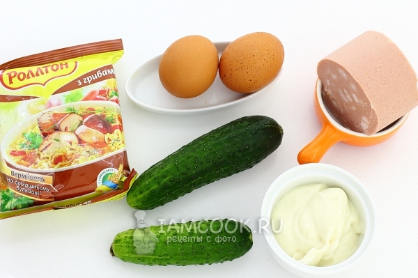 Ингредиенты для салата с «Роллтоном» и колбасой
