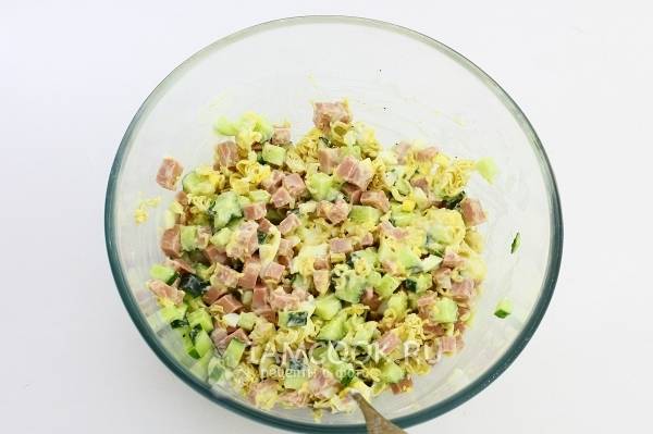 Салат с «Дошираком», яйцами и колбасой: рецепт - Лайфхакер