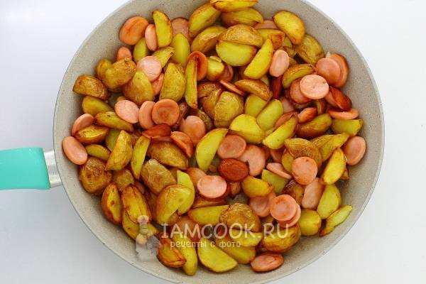 Жареная картошка с сосисками и яйцом – пошаговый рецепт приготовления с фото